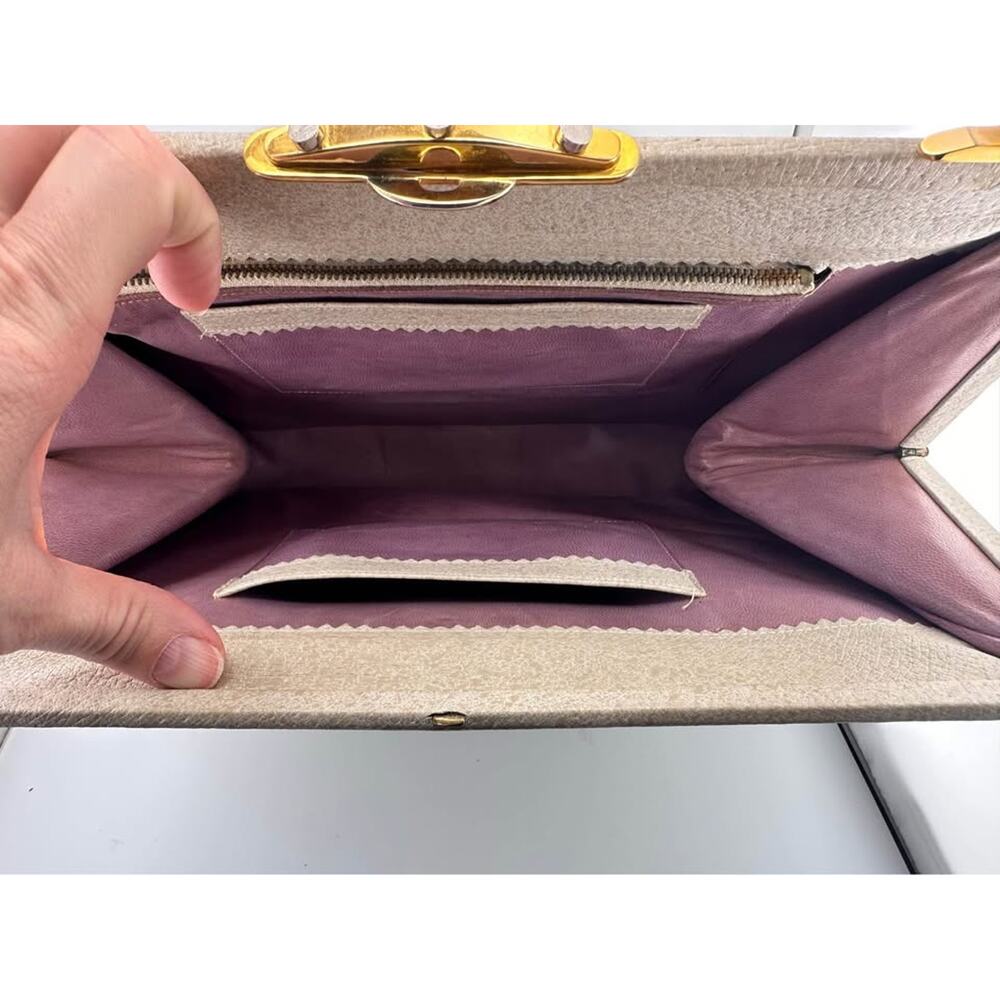 Vintage Cream purse w/ gold hardware - Picture 3 of 10